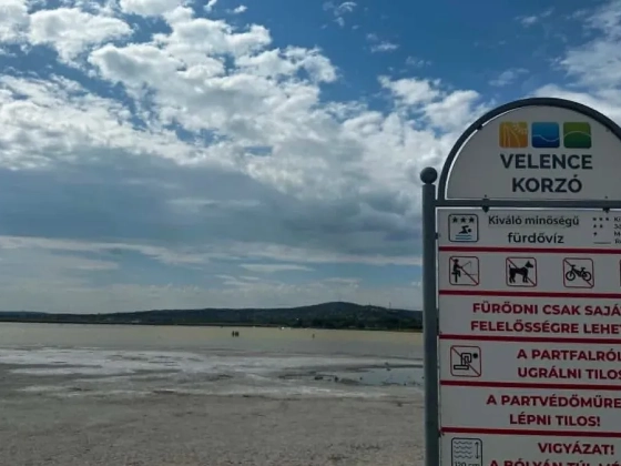 Fürdőzési tilalom lépett életbe a Velencei-tó 5 strandján