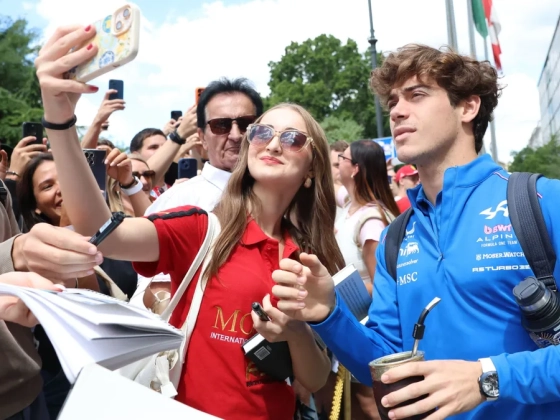 Hatalmas tömeg várta az F1-es sztárokat a Gresham-palotánál – galéria