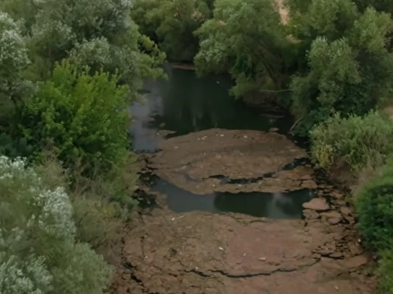 Nagymértékű, megmagyarázhatatlan barna szennyezés szennyezi a magyar folyót — reagálnak a hatóságok, videó