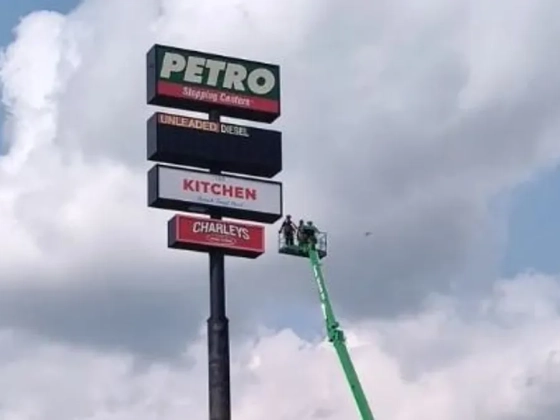 Hat és fél órára egy 40 méter magas reklámoszlopban rekedt a karbantartó - videó