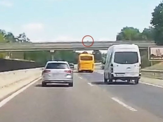 Súlyzót dobtak egy száguldó autó elé az M3-as autópályán + videó