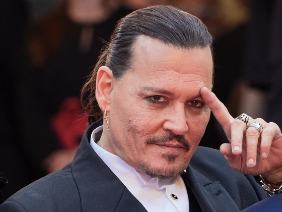 Felismerhetetlenre torzították az arcát: így tért vissza a kamerák elé Johnny Depp – videó