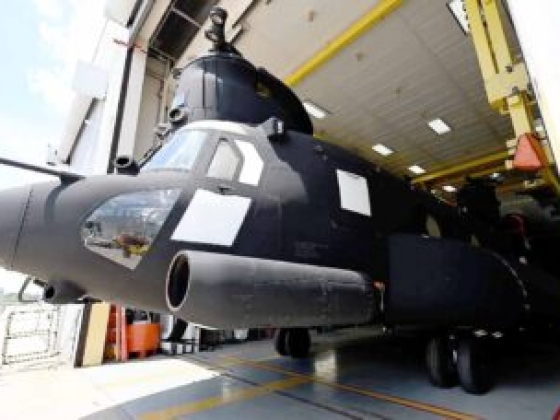 A RAF bemutatta az első új generációs Chinook H-47ER helikoptereket különleges műveletekhez