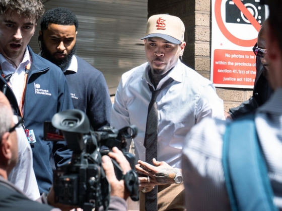 Beismerő vallomást tett Chris Brown, üveggel támadt egy zenei producerre, majd ököllel ütötte és rugdosta