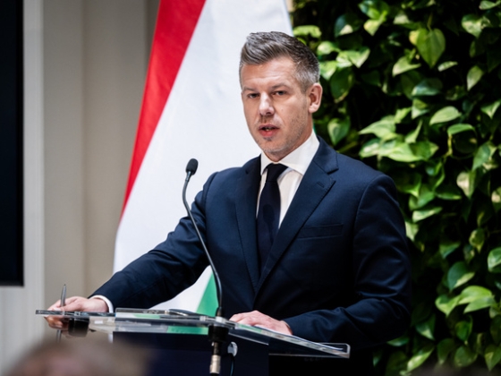 Magyar Péter Orbán Viktor tavalyi fotójával üzent a „tusványosi mélabúba”
