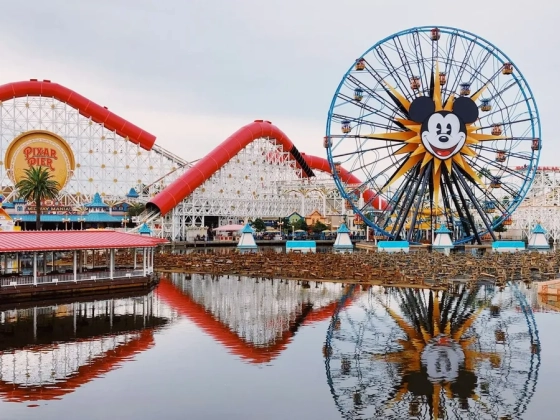 Félmeztelenül ugrott a Disneyland tavába egy dolgozó, több vendéget felkavart az eset