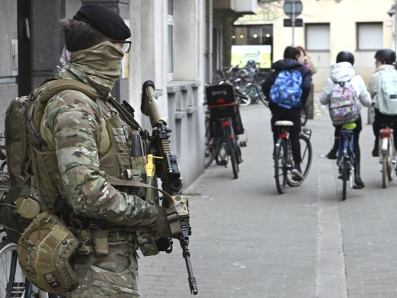 Beépült egy kém a NATO létesítményébe? Súlyos vádakkal vettek őrizetbe egy nőt Európa szívében