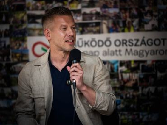 Magyar Péter egy lattéval és egy kérdéssel várja Orbán Viktor ellenállási nyilatkozatát
