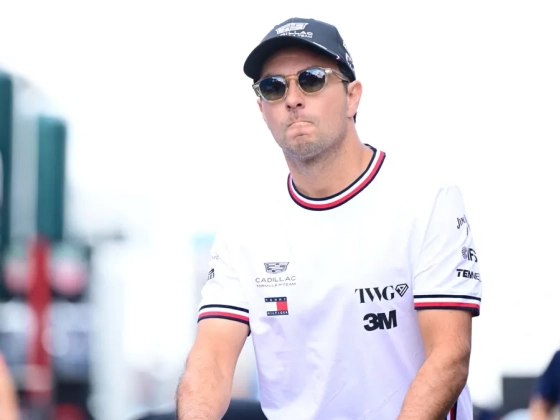 Kifüstölt az F1-es sztárpilóta autója, rögtön jött a piros zászló