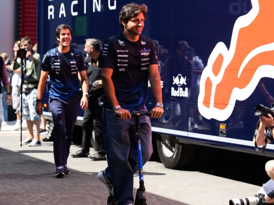 Carlos Sainz alig hitte el, mit dobtak fel neki a színpadra a magyar szurkolók – videó