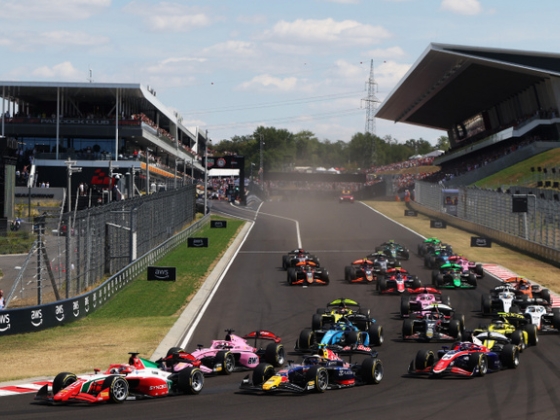 Montoya óriásit csatázott, majd Mini nagy örömére ütközött az éllovassal a Hungaroringen