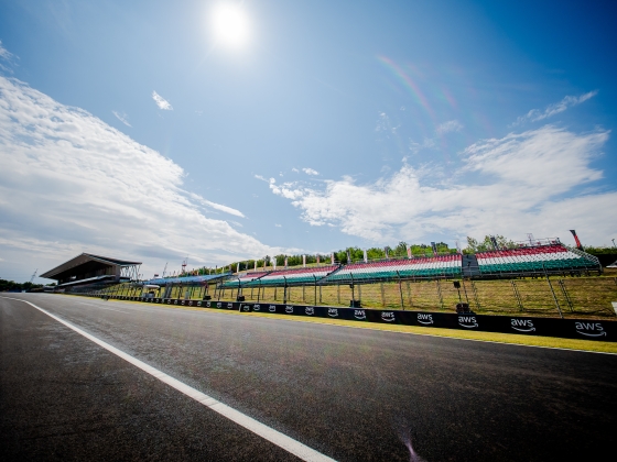 A felújított Hungaroring veszélyes aszfaltjára panaszkodtak az F1-es versenyzők, az éjszaka kellett javítani a hibákat