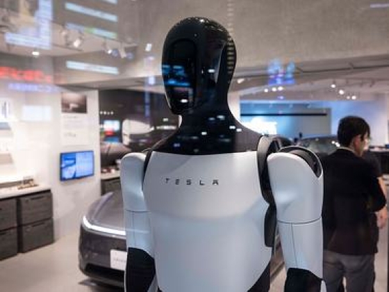 Robotok millióit gyártják, hogy a Teslát felpörgessék és megszállják a Naprendszer bolygóit