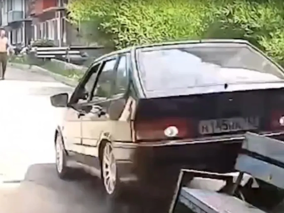 Vicces videó kerekedett lett abból, hogy megpróbálták betolni a Lada Samarát