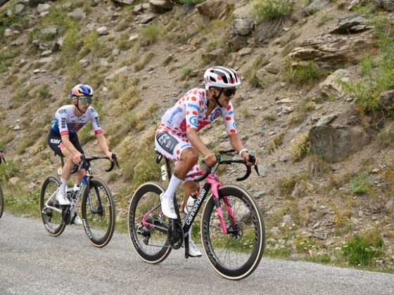 Kis híján a szakadékba zuhant a Tour de France szakaszsikeréért hajtó kerékpáros – videó!