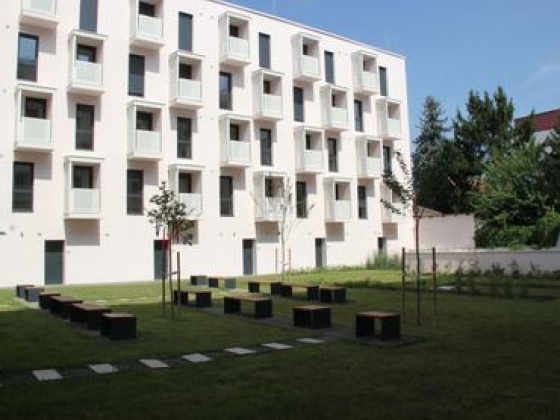 A Hős utcai gettótól a vadonatúj angyalföldi passzívházakig: ők laknak az önkormányzati bérlakásokban Budapesten