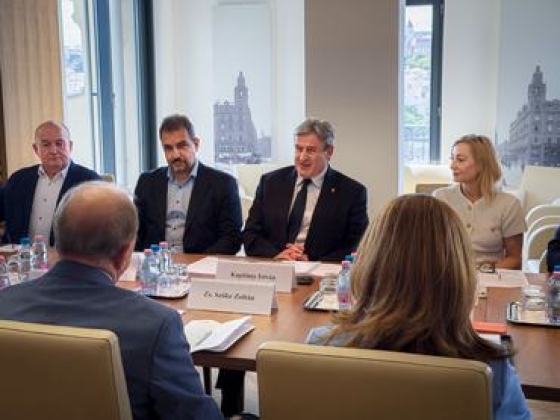 Kapitány István kiszámítható árakat ígér, de Orbán Viktor szerint ez csak parasztvakítás