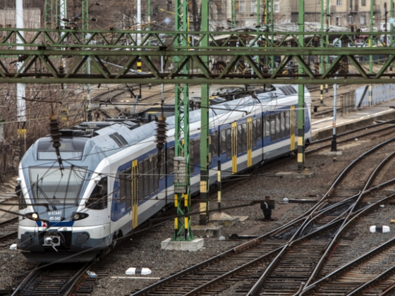 Kevesebb késés, gyorsabb InterCityk: Vitézy Dávid 230 milliárdos vasútfejlesztést jelentett be