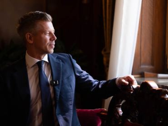 Súlyos figyelmeztetést kapott Magyar Péter a szomszédból: Orbán módszereit ismételheti meg a kormány?