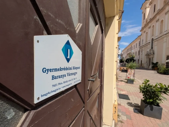 Kimászott az ablakon a 14 éves lány, és lezuhant a pécsi gyermekotthon tetejéről
