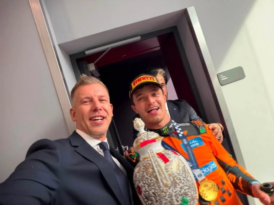 Magyar PM a Magyar Nagydíj trófeáját adta át Lando Norrisnak rekordverseny után