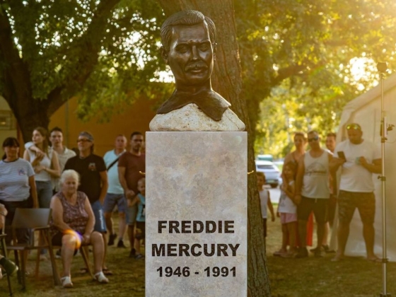 A világ harmadik köztéri Freddie Mercury szobrát avatták fel Balatonszemesen