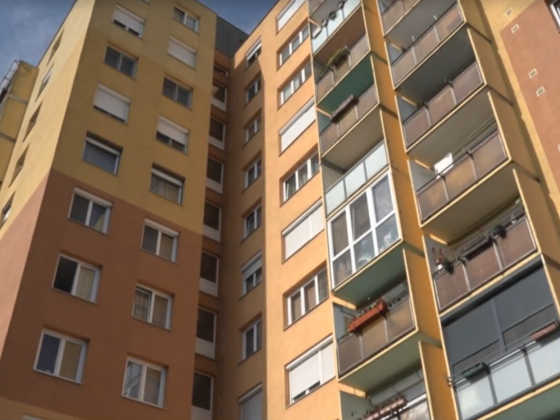 Ajtóról ajtóra jártak a rendőrök: rejtély, mi történt a holtan talált egykori nyomdásszal Szombathelyen – videó