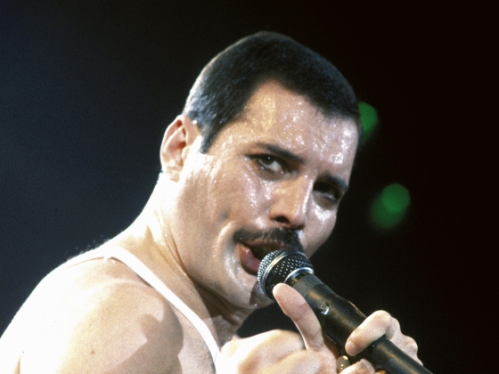 Felavatták Freddie Mercury bronz mellszobrát a Balatonnál – A Queen-legenda egykori személyi asszisztense is meghatódott az ünnepségen – fotók
