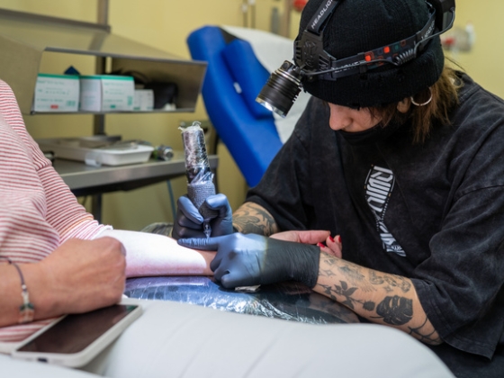 Viszlát, szenvedés, itt a világ első fájdalommentes, tűpisztoly nélküli tetoválása