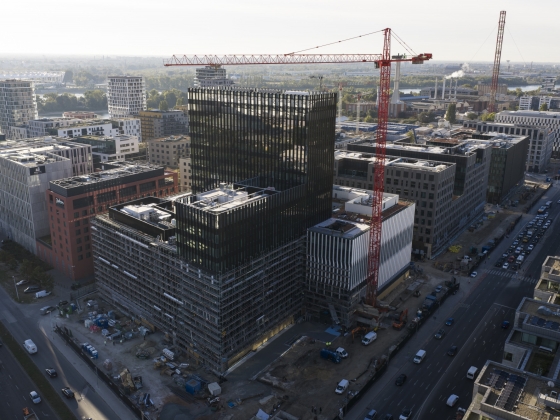 A választás előtti két hónapban három irodaház-vásárlási szerződést is kötött Garancsiékkal az állam, összesen csaknem 120 milliárd forintért