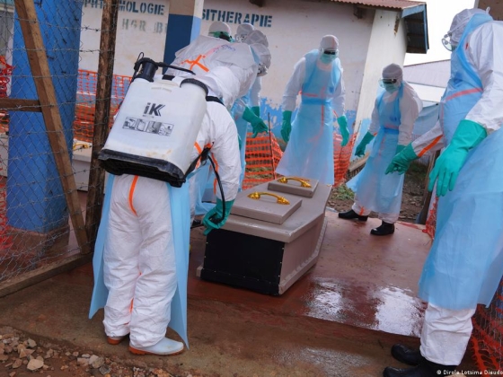 A kongói ebola halálos áldozatainak száma meghaladta az 1400-at, amikor megkezdődnek az oltási kísérletek
