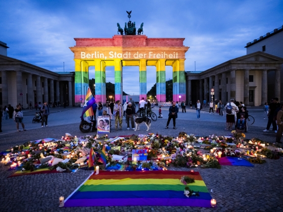 Szivárványszínben a Brandenburgi-kapu a berlini terrortámadás után