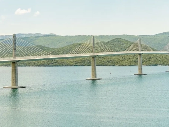 Repedések borítják a négy éve átadott horvátországi Peljesac-híd összes pillérét