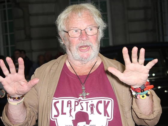 85 éves korában elhunyt Bill Oddie, a The Goodies híres brit komikusa és a vadon élő állatokat sugárzó műsorszolgáltató