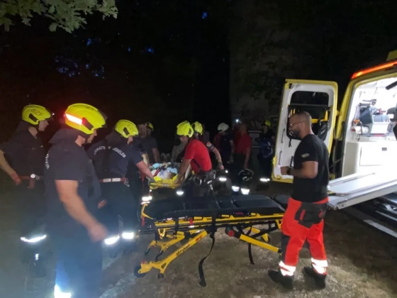 Lezuhant egy siklóernyős a Vértesben - hordágyon mentették ki a bajbajutottat