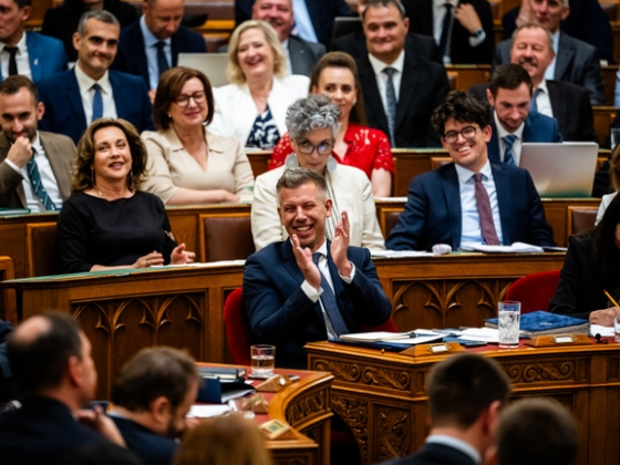 Rétvári Bence olyat mondott, hogy Magyar Péter tapsolva nevette ki - Az Országgyűlés ülése