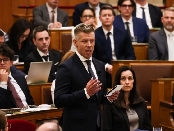 Hankó Balázstól megvonták a szót, a Fidesz és a KDNP otthagyta a parlamentet