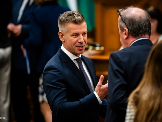 Magyar Péter felszólalásával kezdődik az ülés