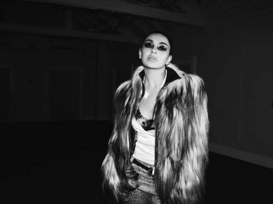 A Charli XCX fotót a National Portrait Gallery vásárolta meg