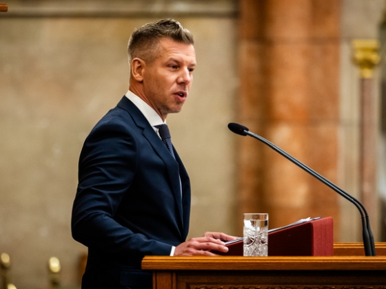 Magyar Péter kifakadt a parlamentben: Amit a gyáva főnökük és önök tettek, az szégyen, szégyen, szégyen