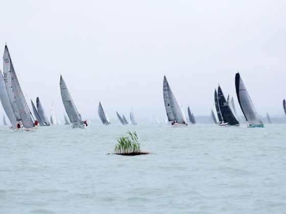 Meg kell óvni a Balaton ökológiai egyensúlyát a jövő generációi és a sportág számára