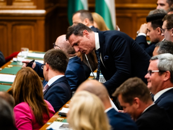 „Megvárom, míg befejezi a sugdolózást” – elszabadultak az indulatok a parlamentben, Magyar Péter kiakadt Tuzson Bencére