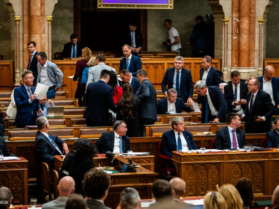 A Fidesz és a KDNP kivonult az ülésről, miután Hankó Balázstól elvették a szót