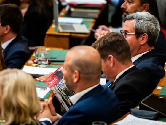 Magyar Péter és Takács Péter megajándékozza egymást