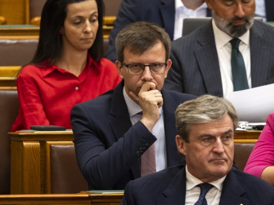 Bóka János bemutatkozó frakcióvezetőként azt mondta, hogy Magyar legbelül, mélyen, az ő székében szeretne ülni