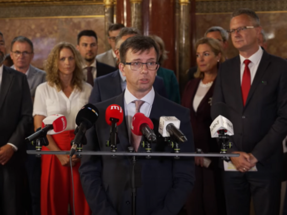 Hankó Balázs beszéde közben újra megjelentek az ügyészek a Fidesz szervereit tároló teremben