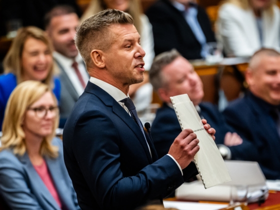 Magyar Péter reagált a Fidesz és a KDNP képviselőinek kivonulására