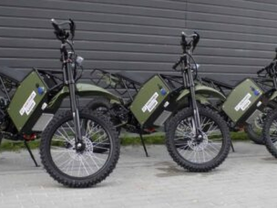 Az ELEEK katonai elektromos motorkerékpárokat szállított az ukrán erők támogatására