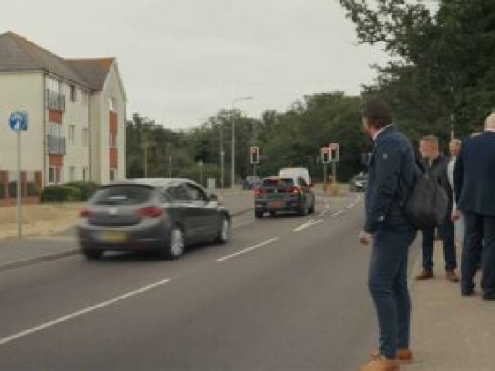 Videó: Egy nő másodpercekkel azután karambolozik, hogy az utcán sértegetett egy brit politikust
