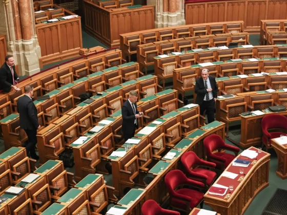 Magyar Péter papírokat fényképezgetett, majd vett magához Takács Péter asztaláról, de nem az történt, amit Takács állított